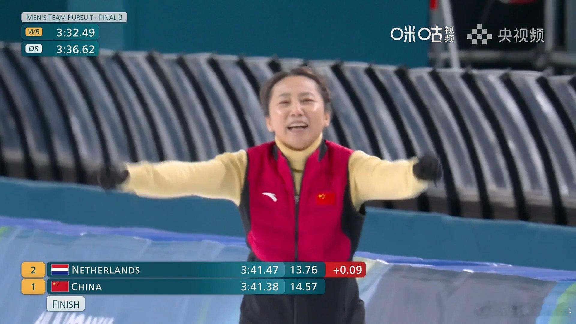 李琰教练庆祝中国队铜牌中国速滑男团太燃了 一枚铜牌创造历史！中国速滑的小伙子太棒