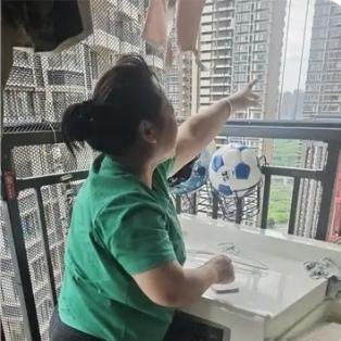 近日，广西南宁5岁左右的小男孩睡着后，奶奶临时出门办事，孩子一觉醒来，屋里空荡荡