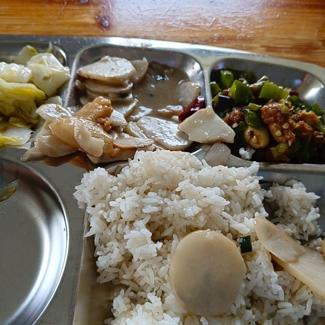 嗯哼午饭，今天怎么这么困，平常也是睡够这个点，但是超级超级困啊啊啊