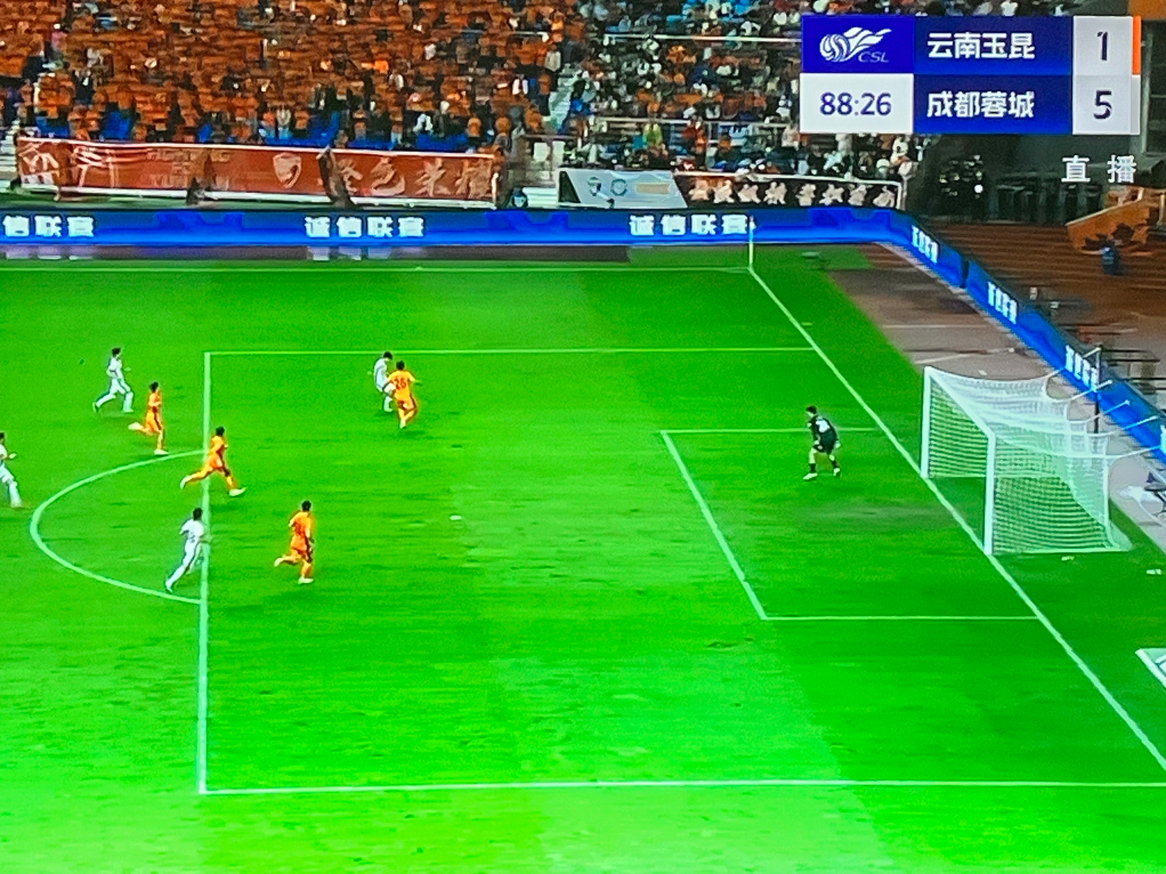李漠雨中超首球！廖荣祥打进中超首球之后，李漠雨不甘落后，也打进了中超处子球。蓉城