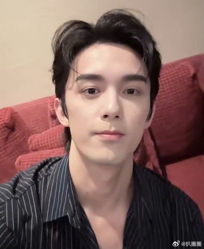 两张图让吴露可逃 引起热议，也有不少粉丝表示疑惑的～[吃瓜] ​​​