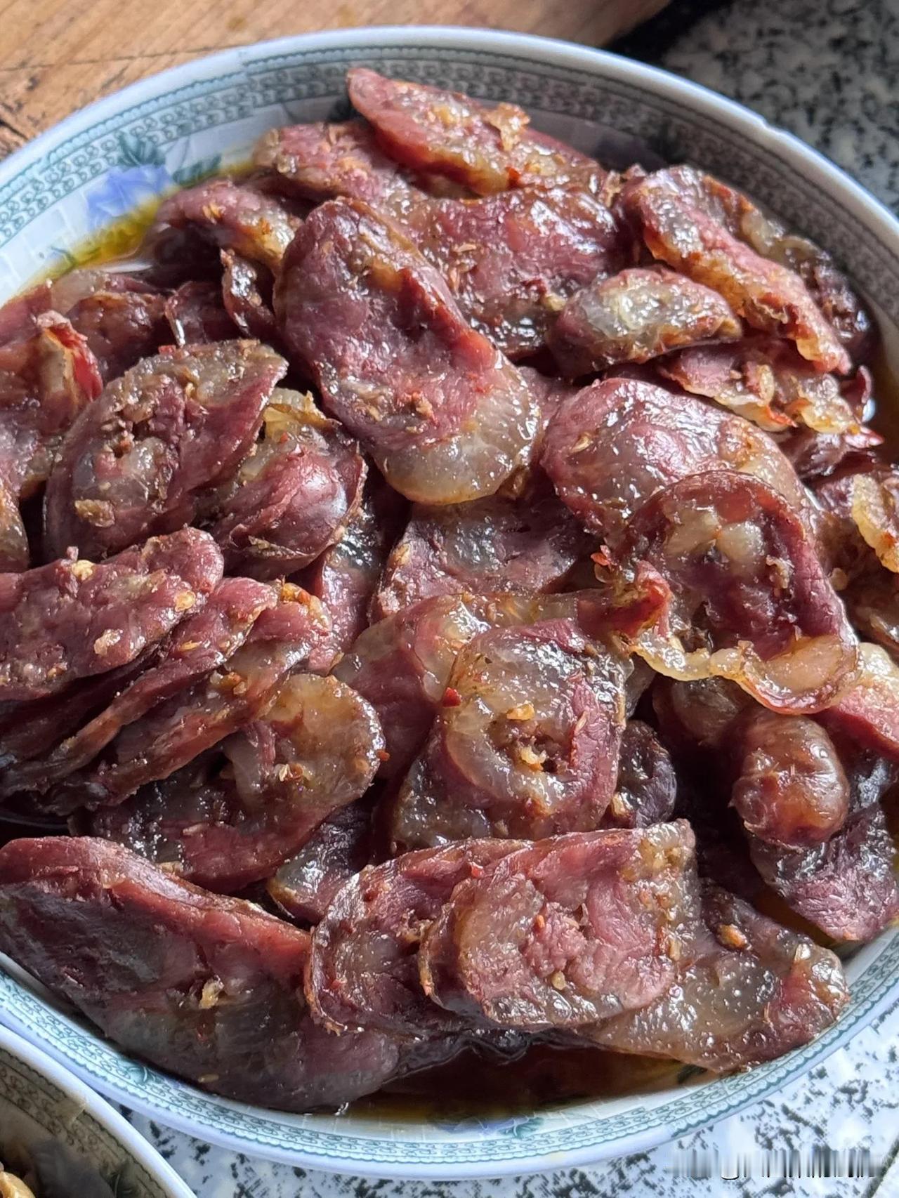 乡愁大概就是一碗香肠和腊肉每次放假回来必吃妈妈做的香肠！香肠和腊肉是妈妈的拿手菜