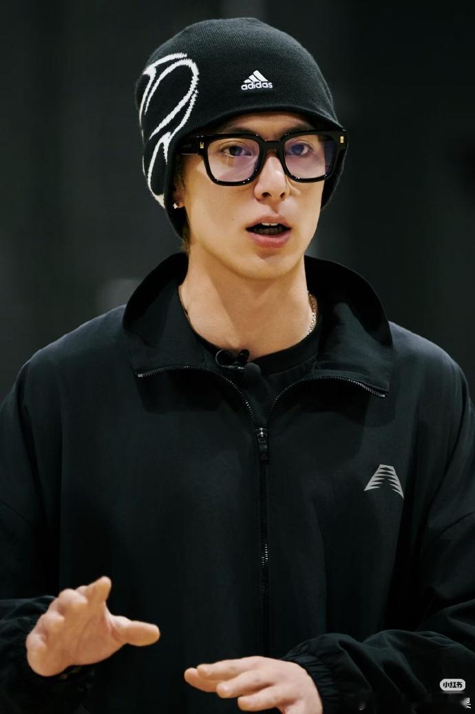 王鹤棣比马丁大十岁谁懂啊家人们，王鹤棣比马丁大十岁却帅得像弟弟，红毛造型直接封神