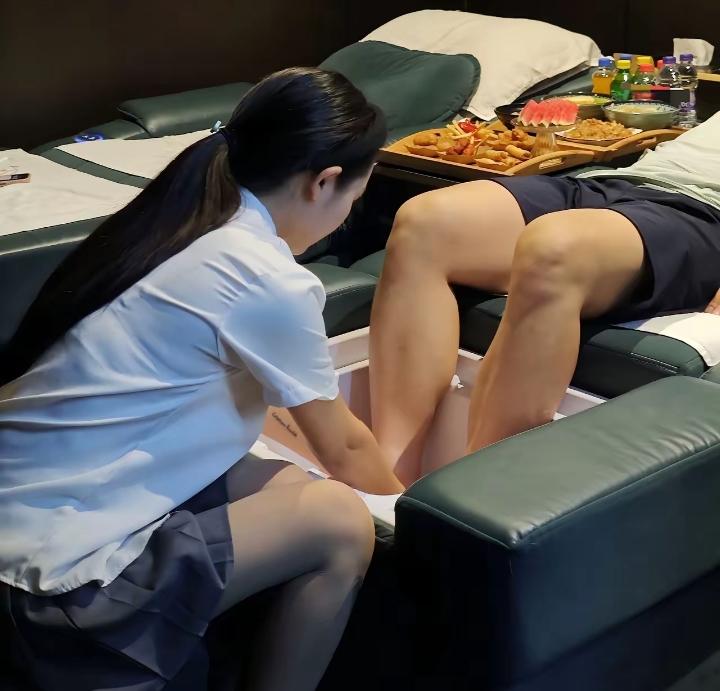 “北京房山，男子在足疗店接受按摩服务时，突然被女技师要求从后门离开，结果刚走出后