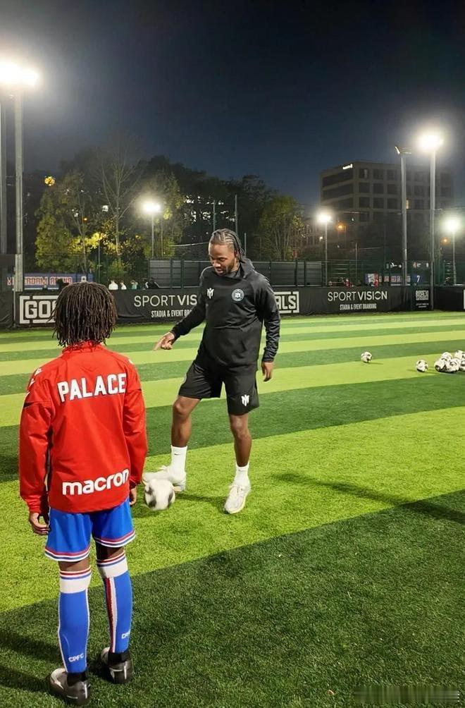 斯特林被切尔西弃用后忙于社会与青训工作——与UCFB达成合作、仍寻求永久离队据英