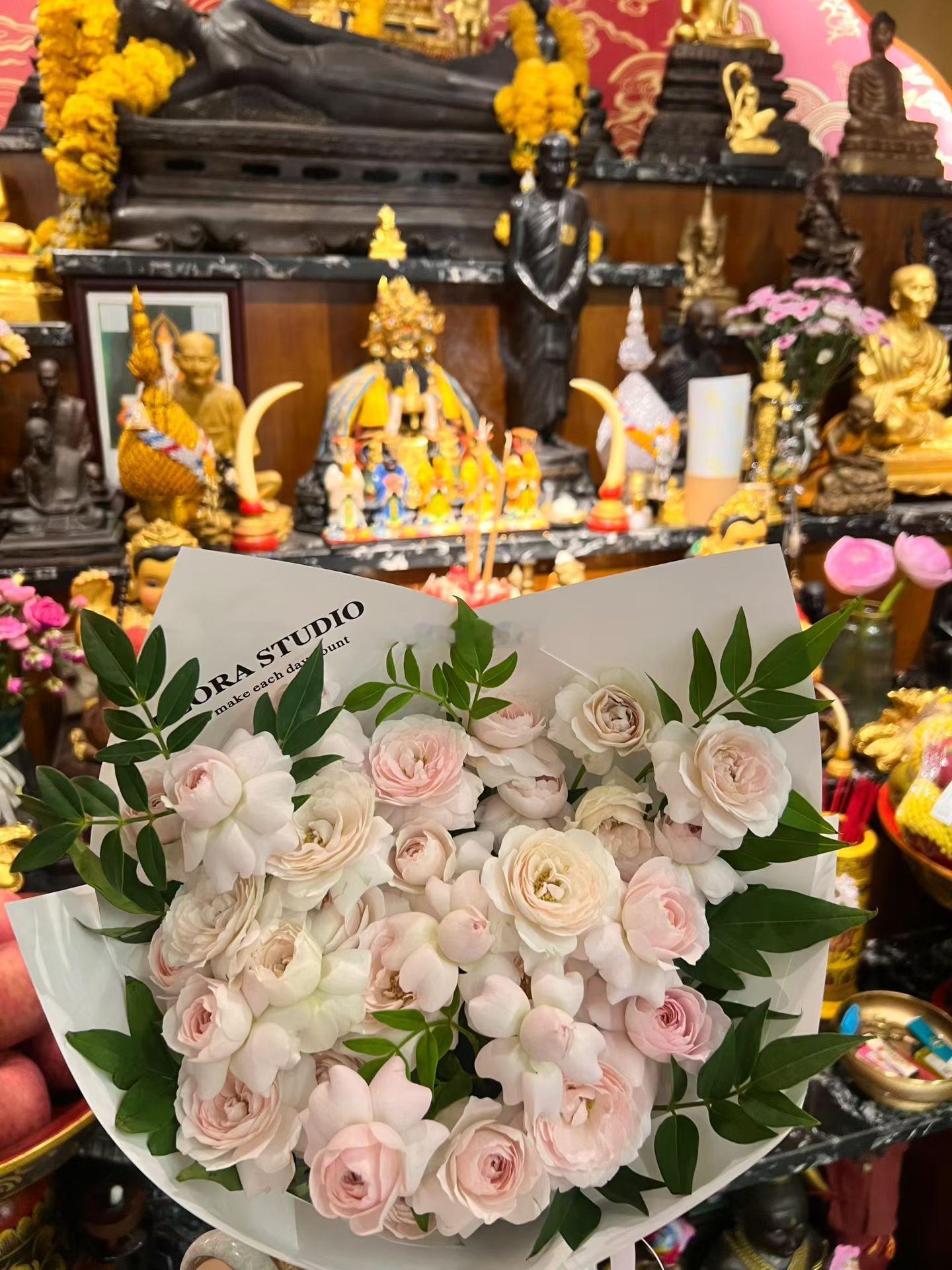 善信还愿供奉佛堂鲜花一束💐 