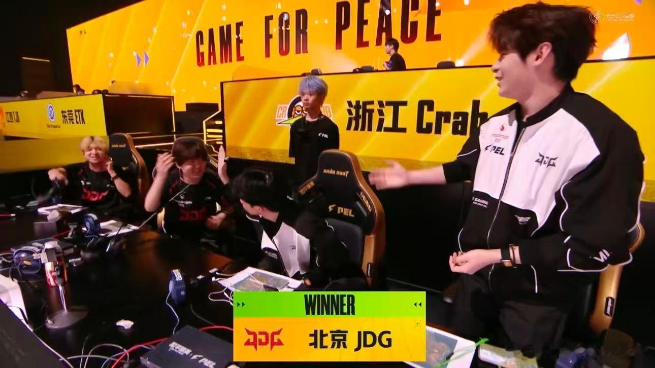 JDG周决海岛满编吃鸡JDG导师独狼MVPJDG海岛满编吃鸡，关键积分稳稳入账！
