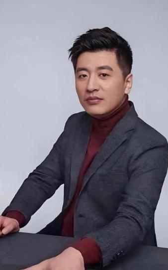 张雪峰的话，揭开了职场的残酷真相：

“你们一定要多挣钱。我以前也觉得那些享受没