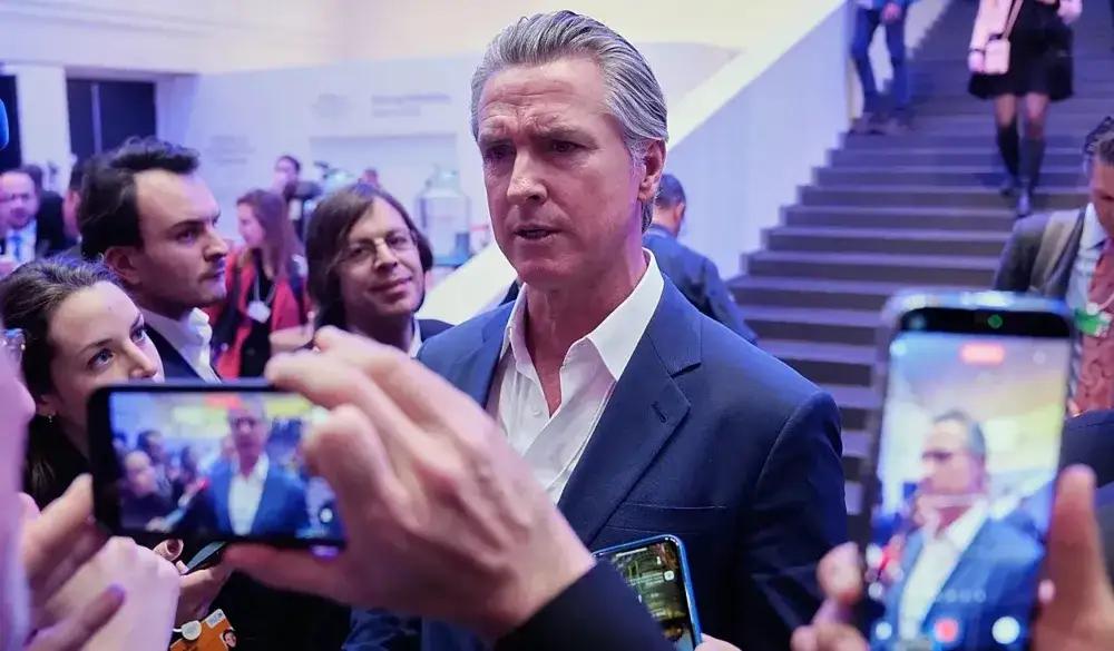 特朗普总统的死对头、加州州长纽森在瑞士达沃斯世界经济论坛期间接受记者采访时再次辛