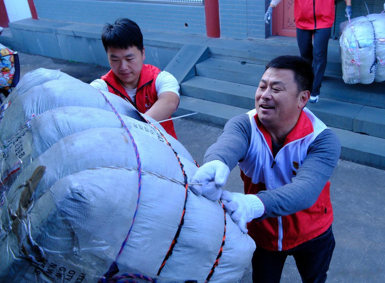 浙江宁波志愿者九赴凉山传递山海温情 宁波志愿者王华峰六年九进四川美姑凉山，获评2