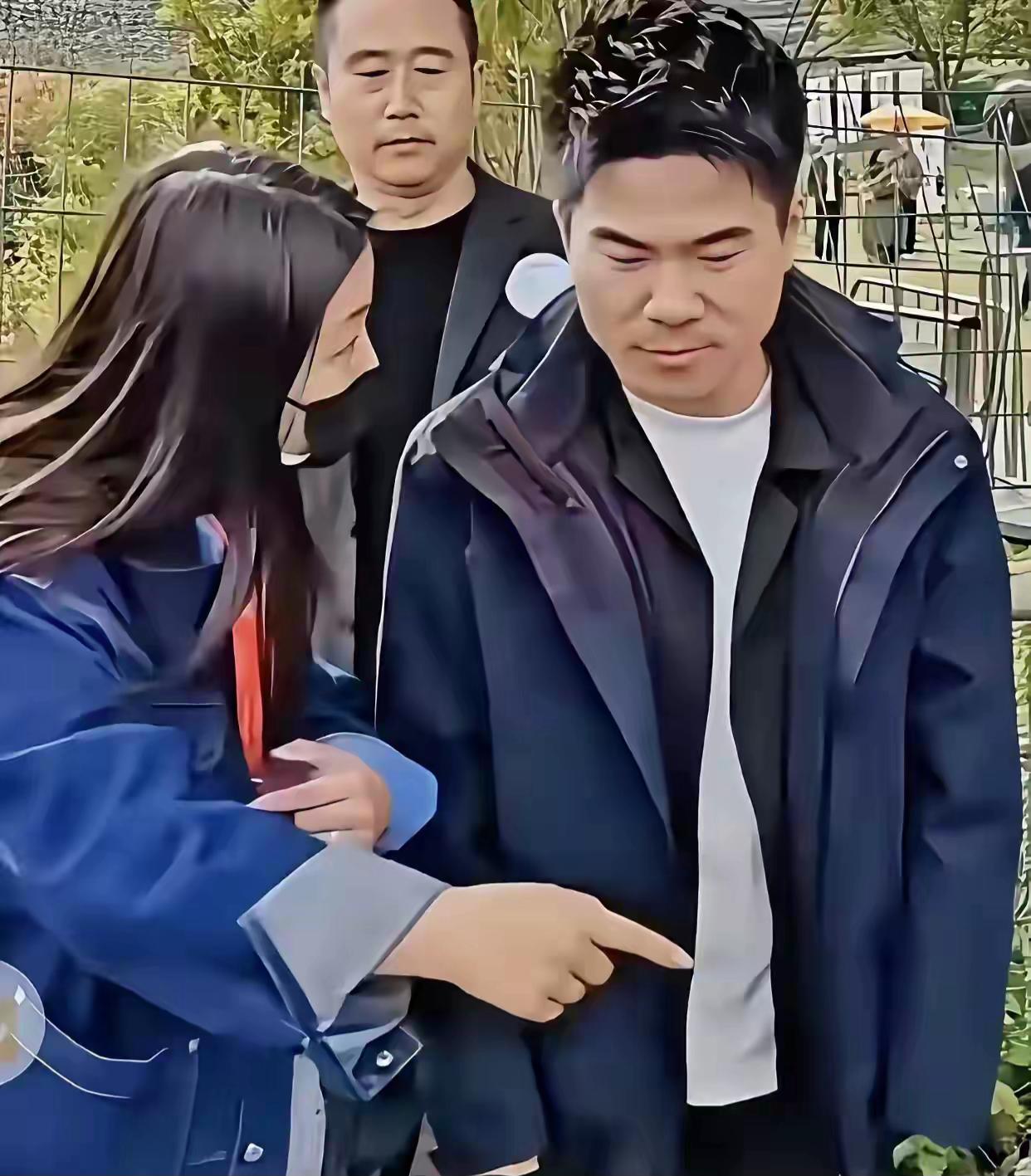 这是犯啥错了又？
天天的就知道玩儿，
不好好卖货，
一跑就找不着。
说话阴阳个人