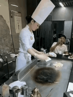 好不好吃放一边，就这表演，就这姿色，还有满满的情绪价值，是不是得给💯咱也秀一次