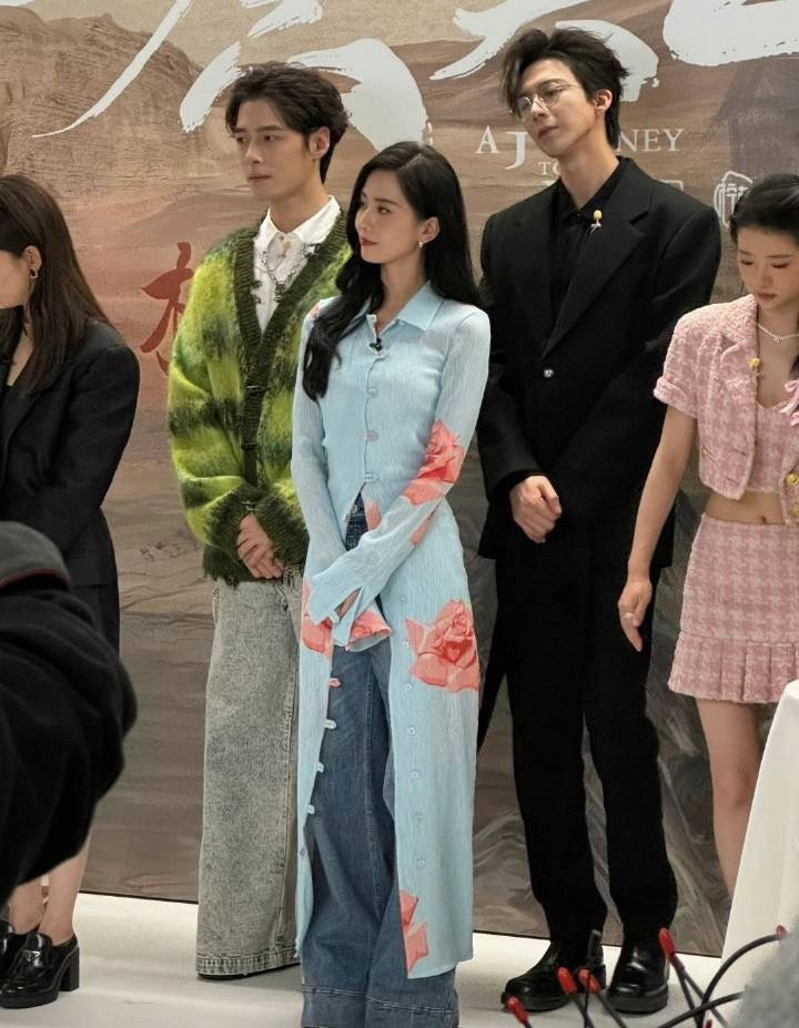 一念关山 刘诗诗体态太美了，就算感觉后背发凉也能如此松弛又专注，眉眼带笑，体面优