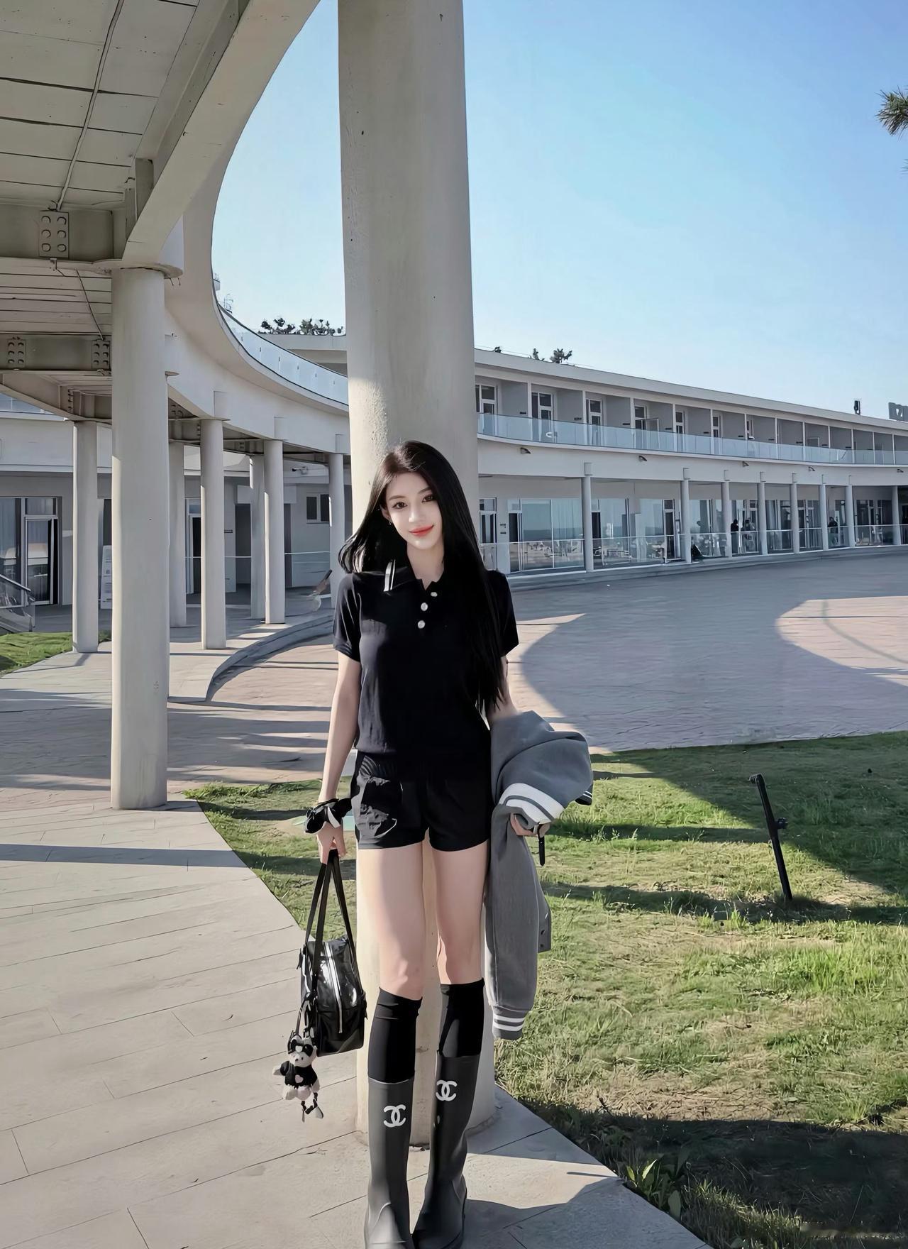 All black everything，不仅是穿搭，更是态度。

不一定要长成