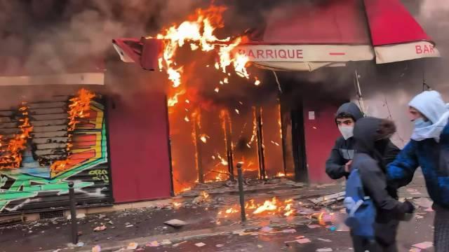 法国再度爆发骚乱，LV等奢侈品门店被0元购了，这场骚乱会不会影响巴黎车展？
据悉，目前暂无骚乱分子冲