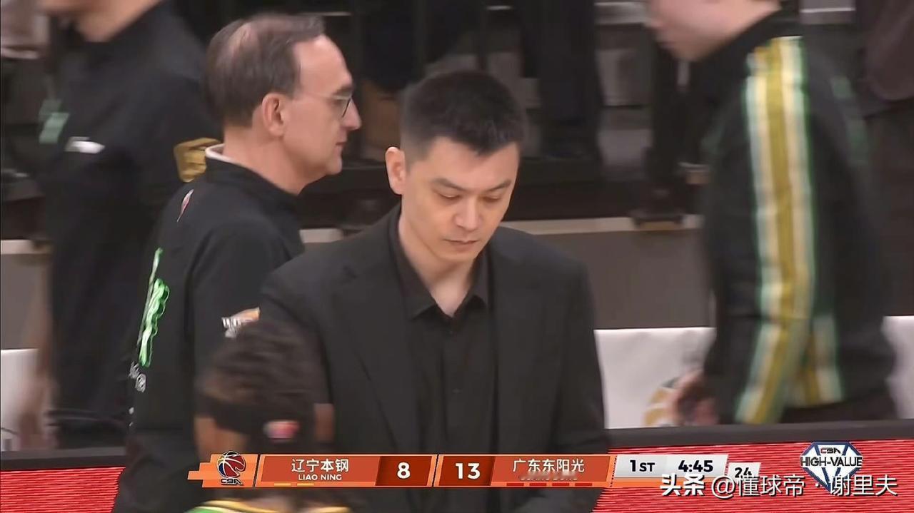 杨鸣选择战略性撤退了！
想开一点！这cba比赛完全变味儿，根本就是拼外援得分能力