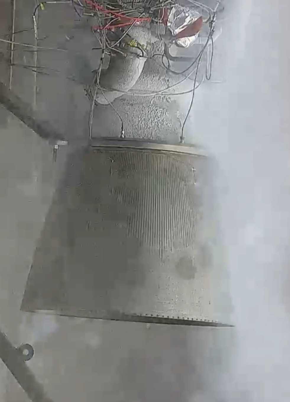 可以确认蓝焱使用的是和猛禽一样的氧泵集成燃烧室上端的设计了，比常规双泵旁路布置构