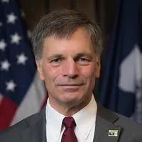 美共和党籍的怀俄明州长马克.戈登，在特朗普总统访华的前一天，也就是5月12日窜访