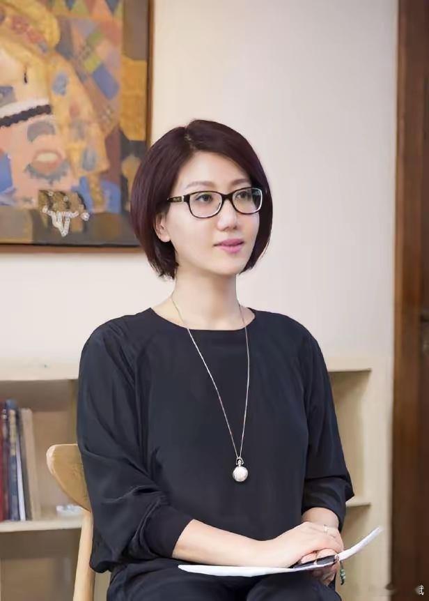 易立竞采访向佐火了 查了一下才知道 她可不是一个普通的主持人 原来她采访过这么多