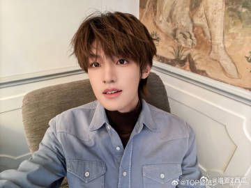 张泽禹一袋梨的plog来啦张泽禹一袋梨的plog张泽禹的plog来啦 每一张照片