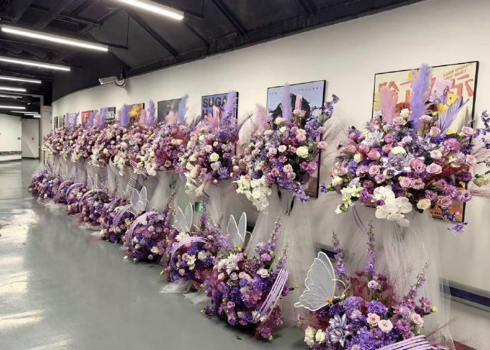 霸王茶姬送宋雨琦花篮曝宋雨琦霸王茶姬合作 ​​​霸王茶姬送宋雨琦花篮 ​​​