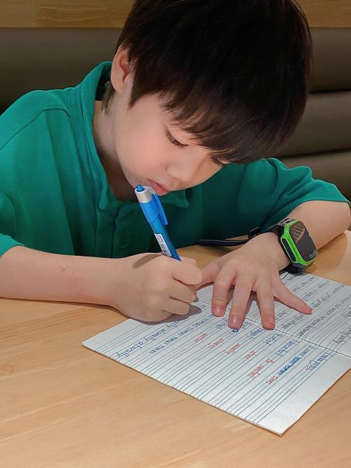 现在的学生真是太不容易了
素质教育提了好多年
感觉还不如从前
每一次减负
学生的