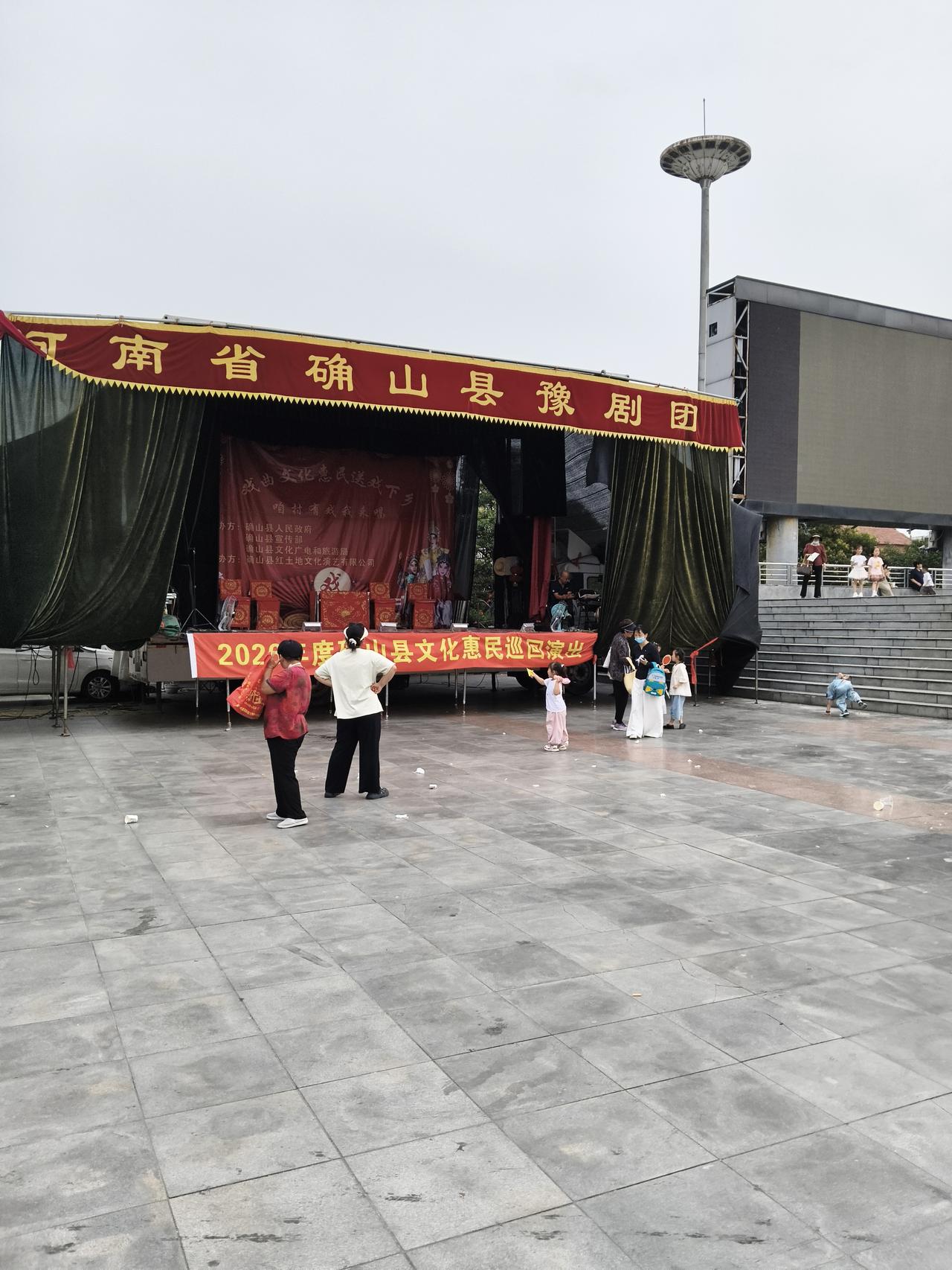 记录我的2026昨天夜里又唱豫剧了，好多小朋友很高兴哦，希望这样的活动越来越多，