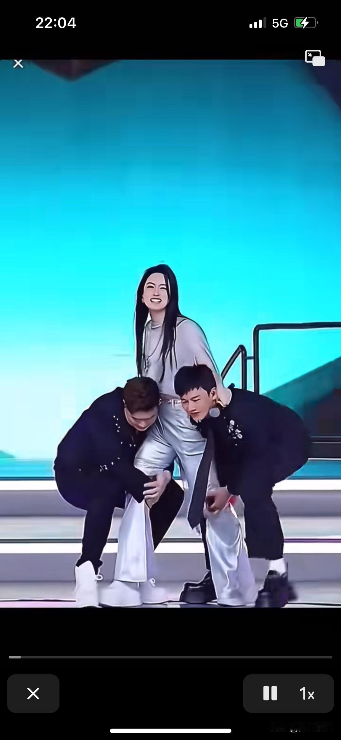 唐艺老师这次摔得有点重啊，直播间要求工作人员把自己抬起来唱歌，还特意选了两个年轻