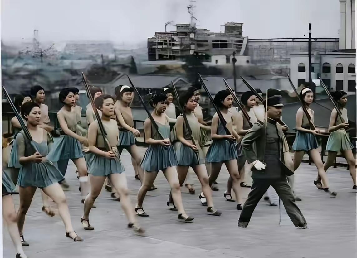 1942年，东京。即将奔赴中国，服务侵华战争的女高中生，正在操练队伍。