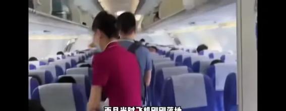 飞机尚未停稳开舱门，陈冠希正在起身拿行李，一日本乘客嫌陈挡道，要求他让开。陈冠希