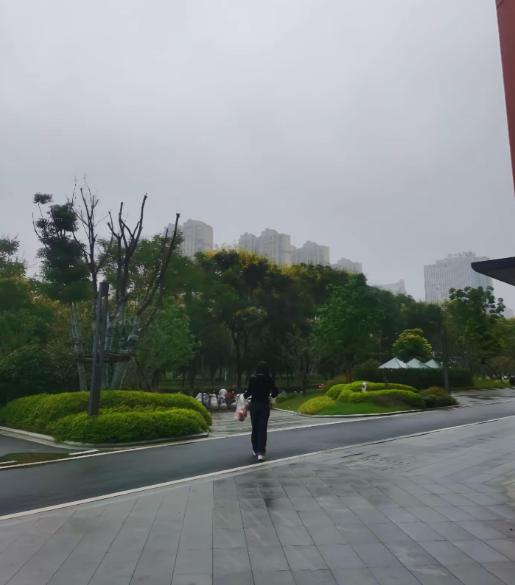 同事老公，心梗走了。他的儿子从香港回来，签字拔管眼都没眨，2分钟人没了。
没通知