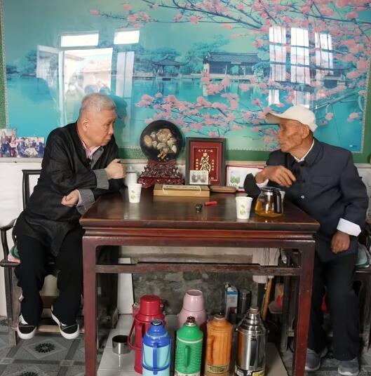 马未都回山东寻根，见到了13年未见面的二舅，场面感人！马未都与舅舅谈论起往事感触