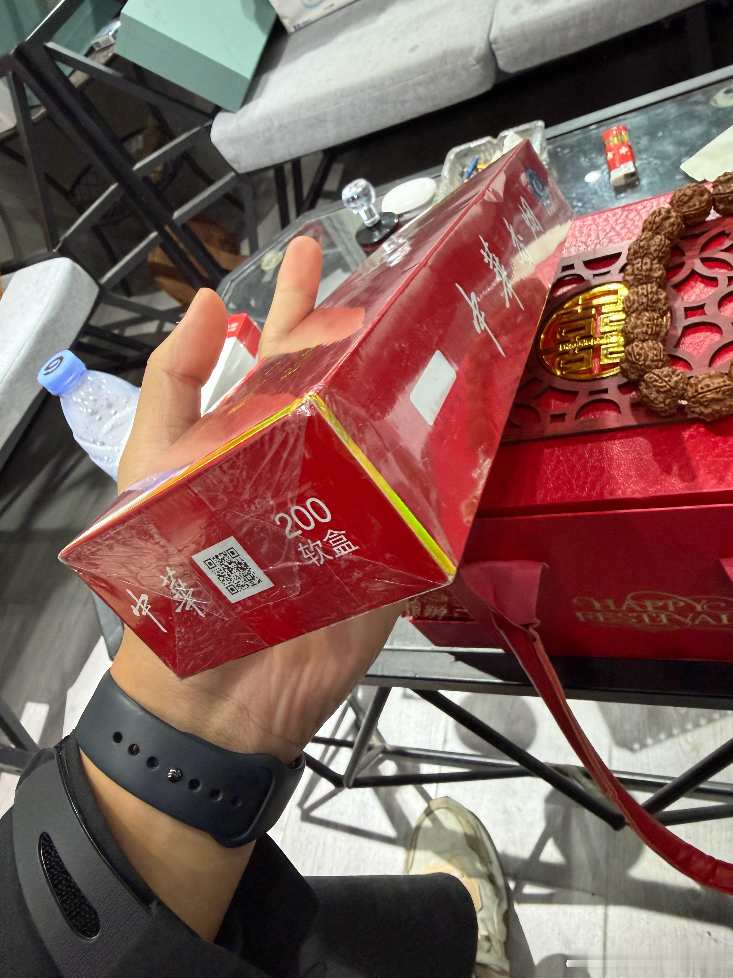 歪日，其实大哥上次来就带了两条烟，我给拒绝了，推了半天我说下次见面我一定收结果过
