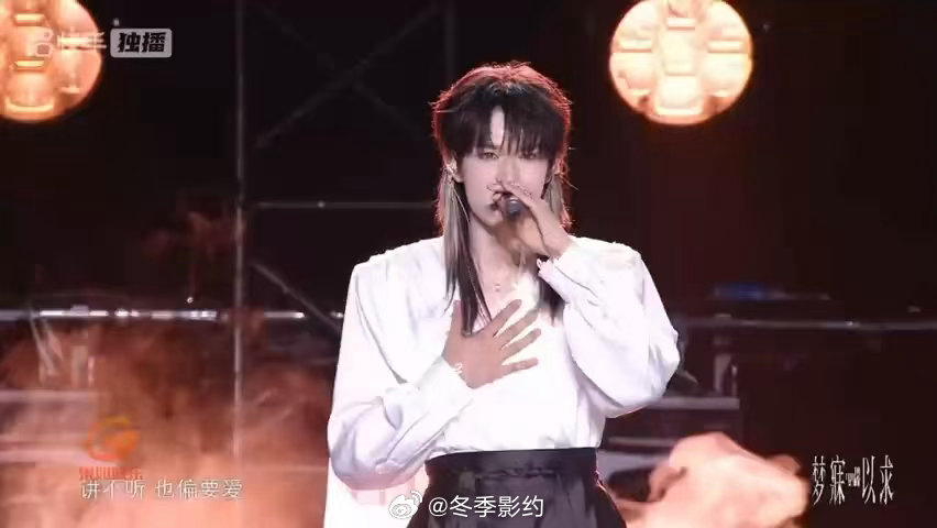 张极偏爱solo张极接长发镜头缓缓推向长发少年，伴随着歌声缓缓响起，张极演绎《偏