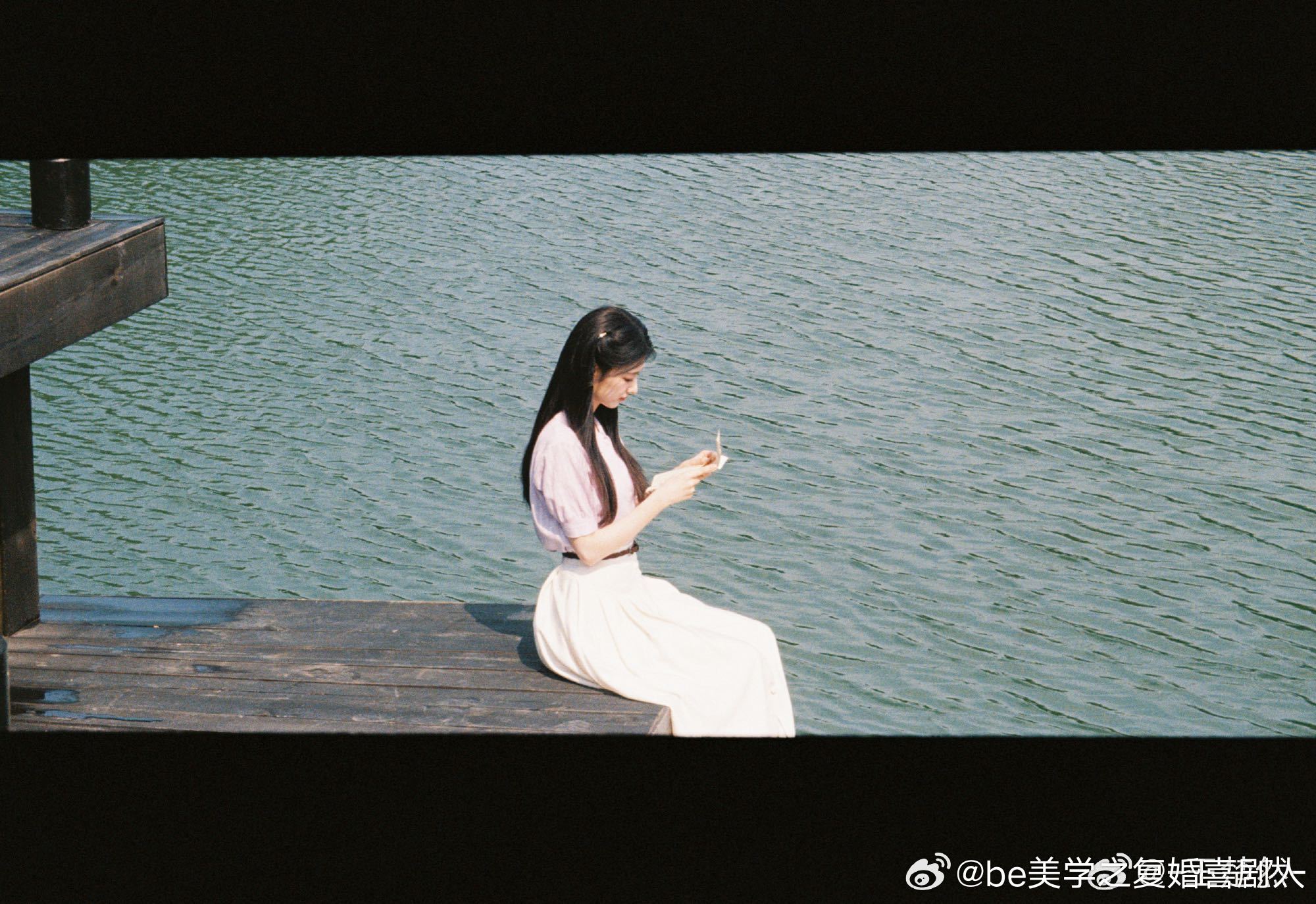 这封信最难得的是“平等”——王楚然没有站在高处怜悯素素，而是蹲下来和她并肩走。写