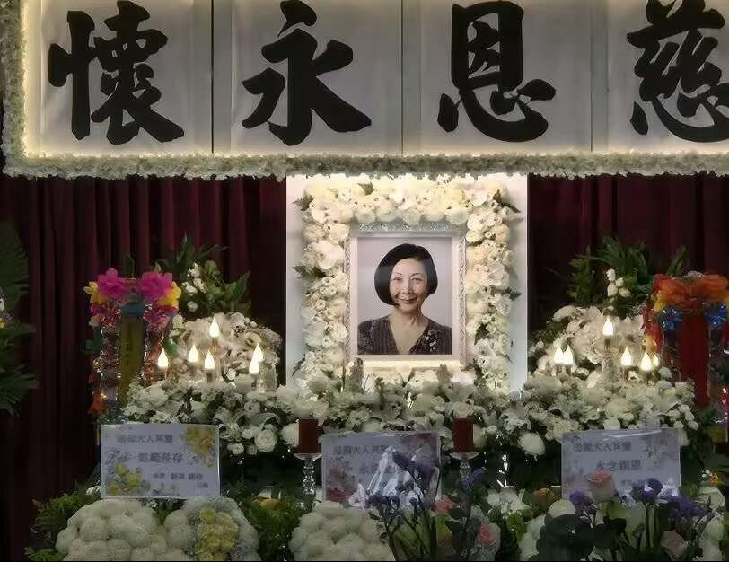 陈慧琳一家现身灵堂送别婆婆, 两个儿子又高又帅, 她强忍悲伤回应！ 