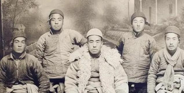 1968年，一个刑满释放的土匪齐达榜，赶车回去的路上，遇到了一位70多岁步履蹒跚