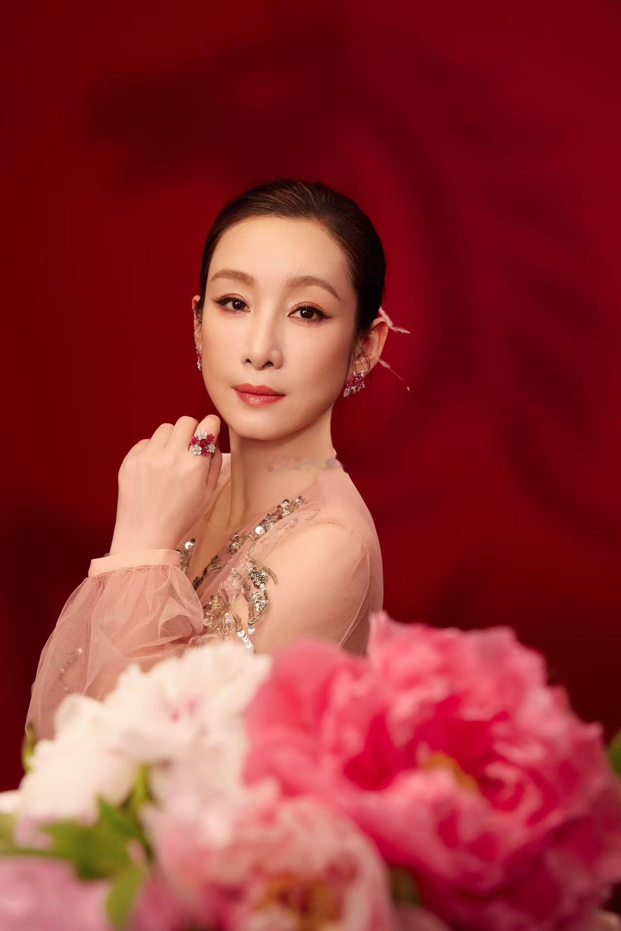 秦海璐送马年祝福秦海璐的2026年央视马年春晚造型曝光，海璐姐五登春晚看起来驾轻