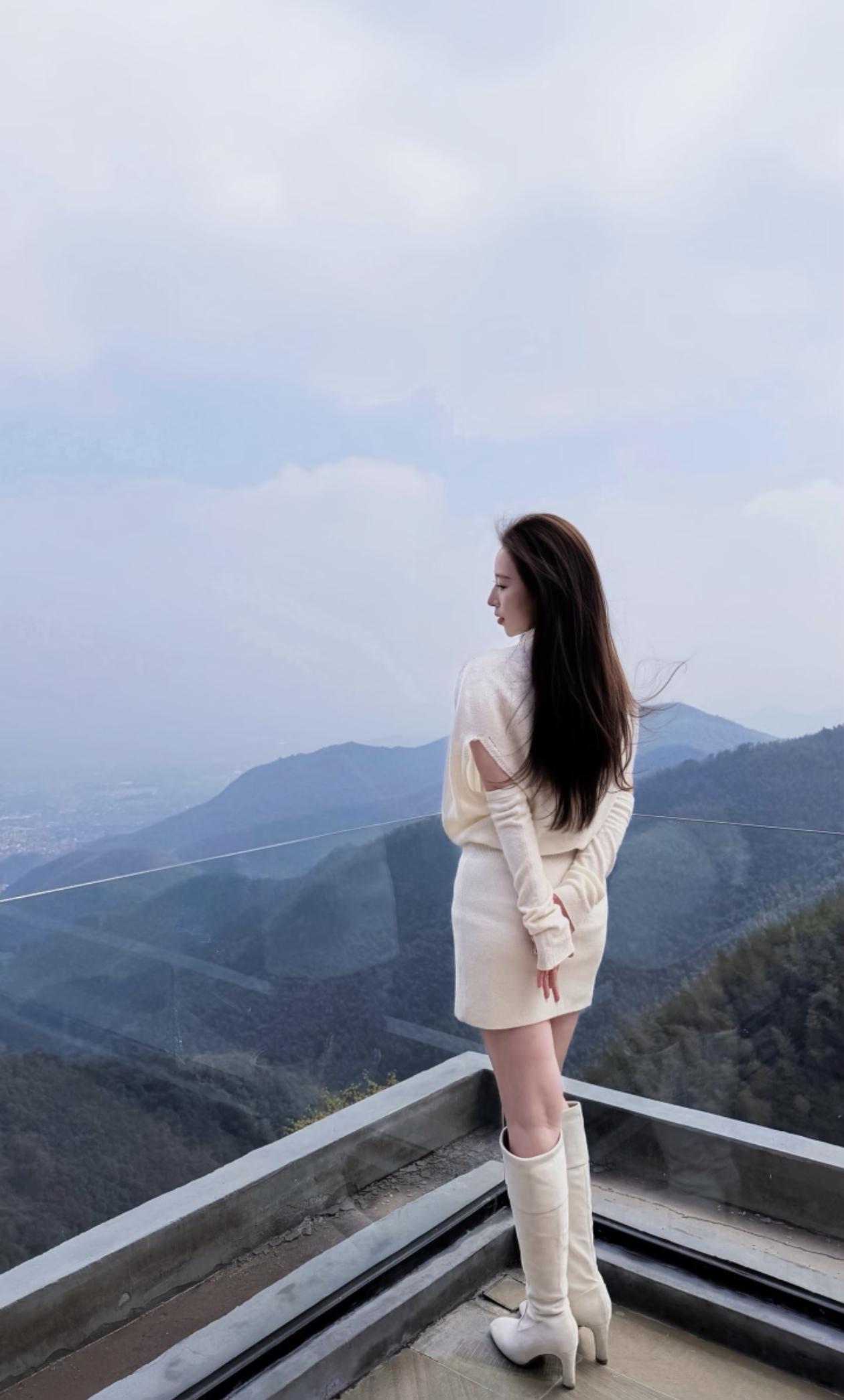 山巅俯瞰，风起云涌，白裙飘飘，心旷神怡