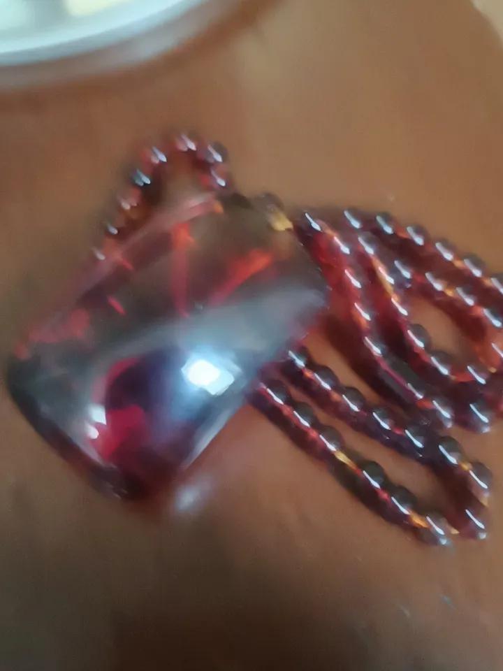 我做了一很有意义的事情，这是我最爱的血珀吊坠，不小心把珠子都抓落一地，我又小心翼