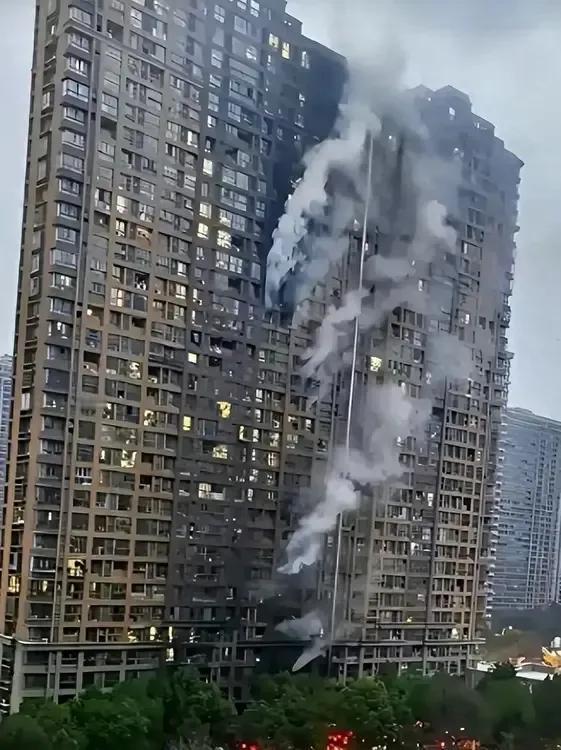 南京火灾这三幅图片对比让人百思不得其解！中间的楼层问题不大，两头的楼层出现的问题