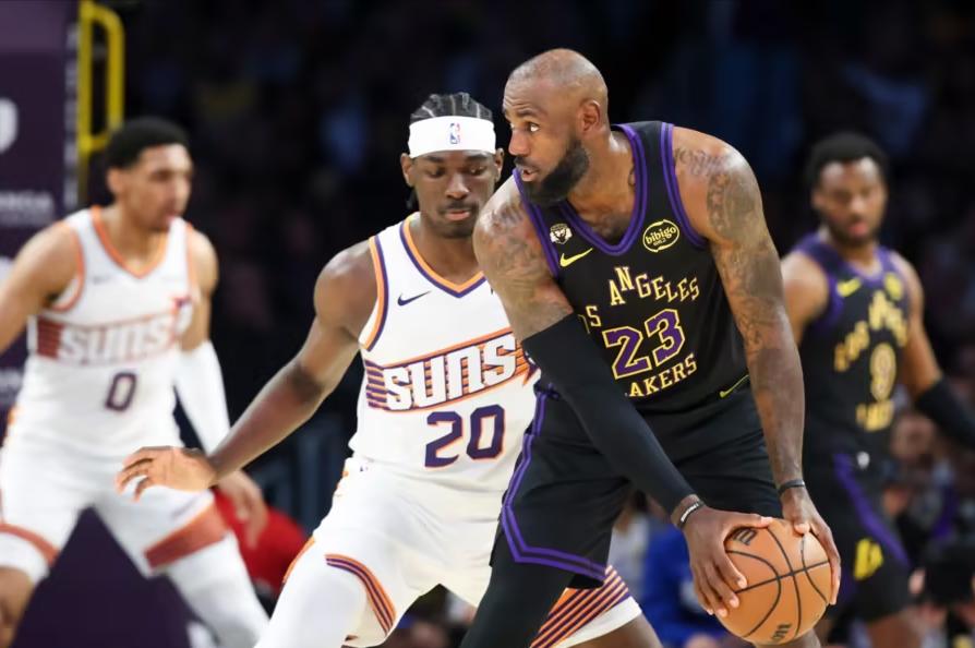 詹姆斯再创历史里程碑！湖人主场大胜太阳锁定西部前四

在背靠背的比赛中，湖人队主