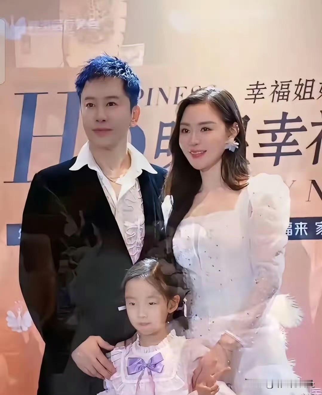 57岁的毛宁难得晒了一家三口的合照，老婆李静萍和女儿都在，看着挺温馨的。折腾大半