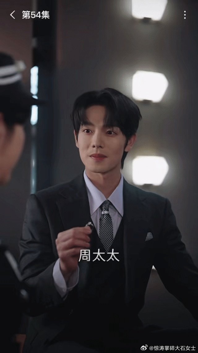 曾辉今晚让多少人睡不着觉 核对价格时眉头微皱，查到低价立刻兑现承诺。那种“不能让