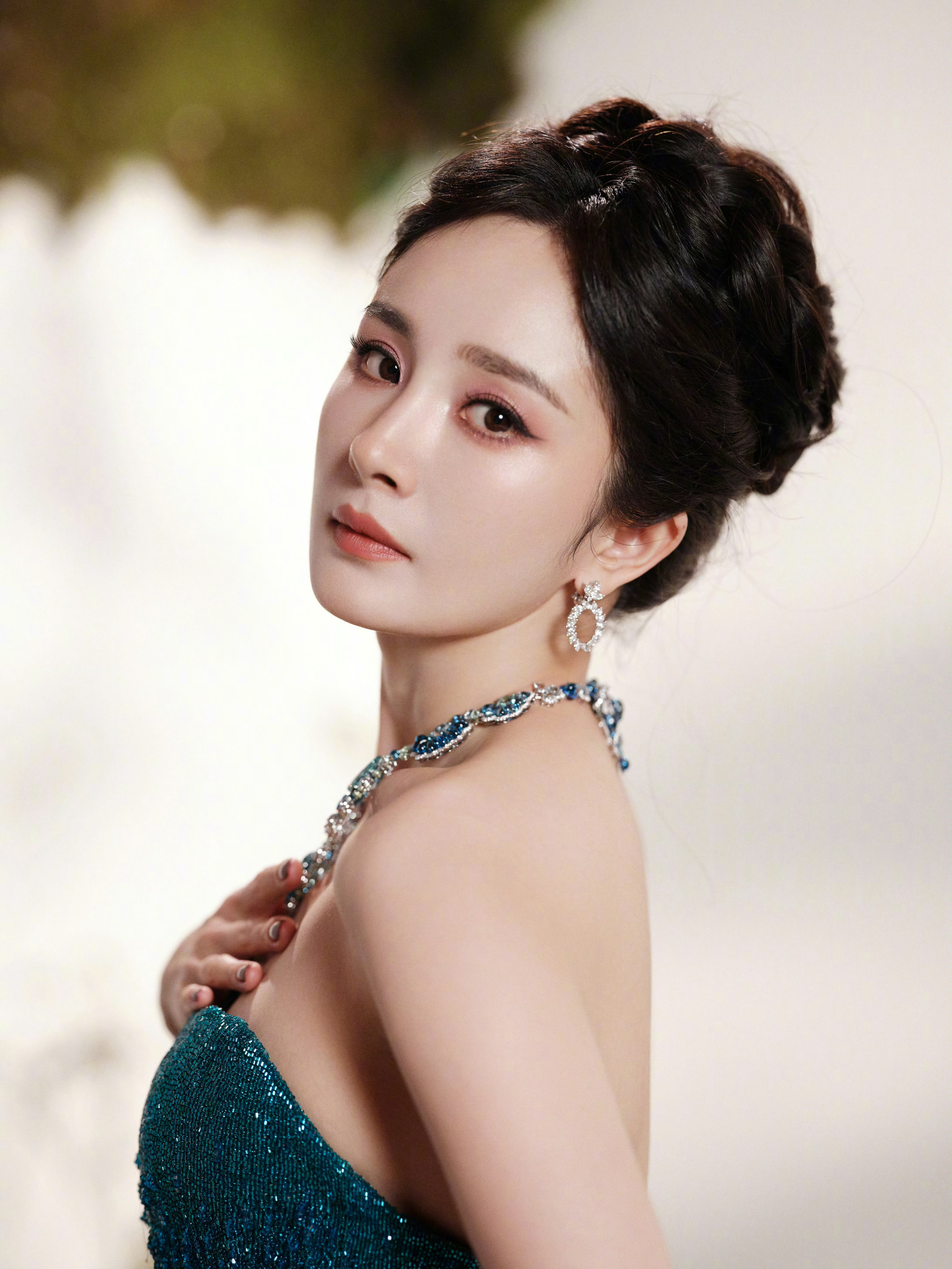 杨幂  x  微博视界大会 造型，佩戴Chopard珠宝出镜💐🌷爆剧女王登场