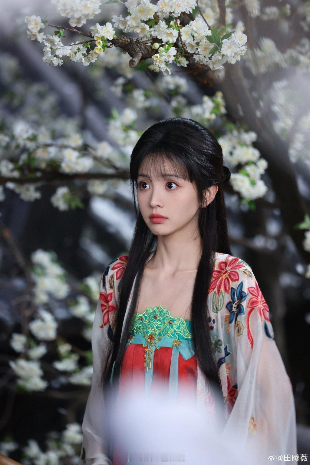 家人们谁懂啊！！《子夜归》这波弹幕互动也太会玩了吧🎬 发弹幕居然能召唤灵宠？！