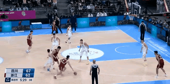 余嘉豪隔扣胡金秋，留洋回来增加的不仅仅是力量，还有自信和能力。
接传球以后的顺上