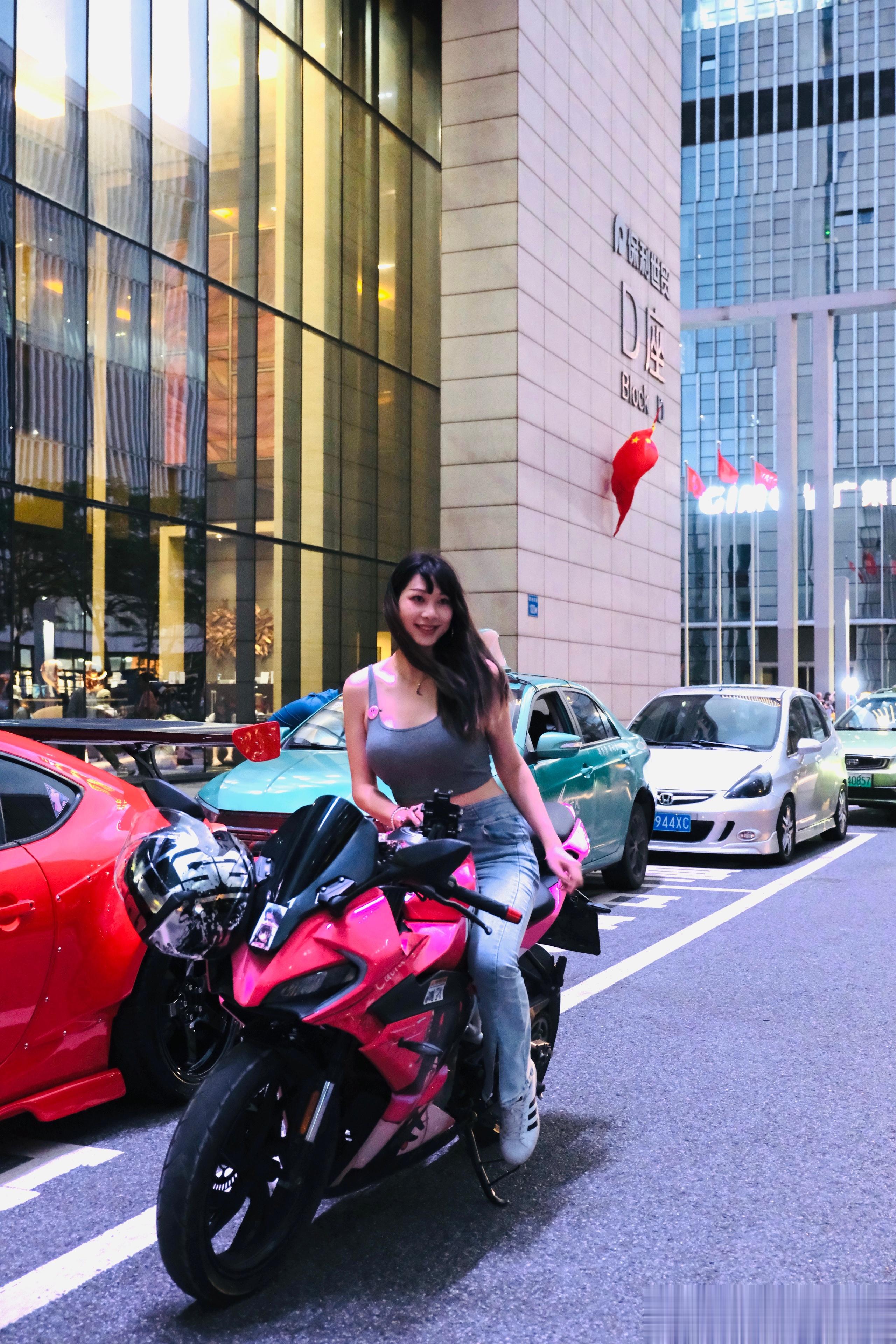 哎哟喂 金V回来了还以为要发好多天的微博才能变回金V[送花花][送花花][送花花