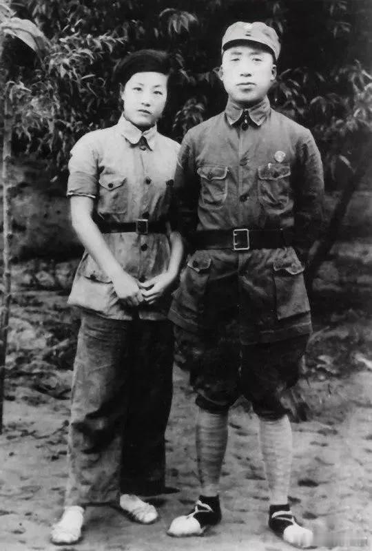 1939年，陕北延安，滕代远和妻子，一张新婚合影，他的妻子名字叫林一，不仅人长得