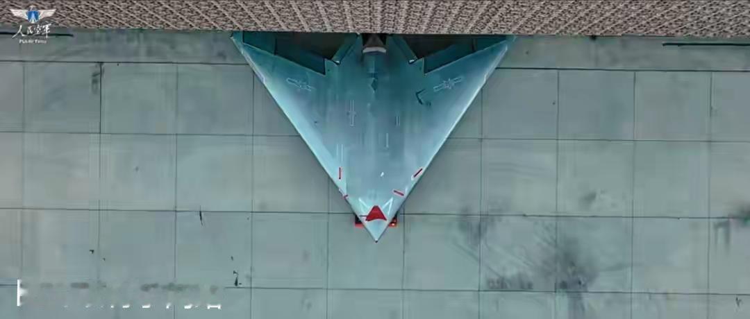 空军76周年大惊喜！攻击-11实战亮相，中国无人空战领跑全球
 
空军成立76周